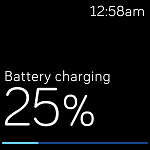Écran de la batterie en charge, actuellement à 25 %, avec l'heure dans le coin supérieur droit